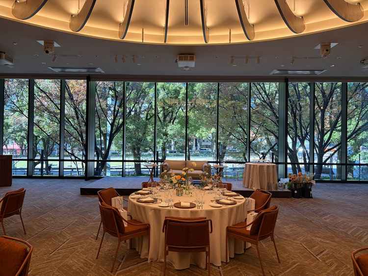 southという披露宴会場。温かみを感じられ、緑も景色から感じられる。