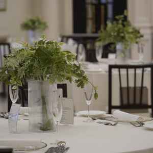 見学日はシンプルな装飾でしたが、自分たち好みの配色やお花が飾れるとの説明を受けました。