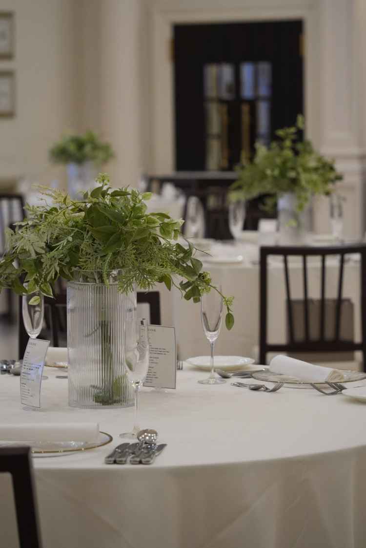 見学日はシンプルな装飾でしたが、自分たち好みの配色やお花が飾れるとの説明を受けました。