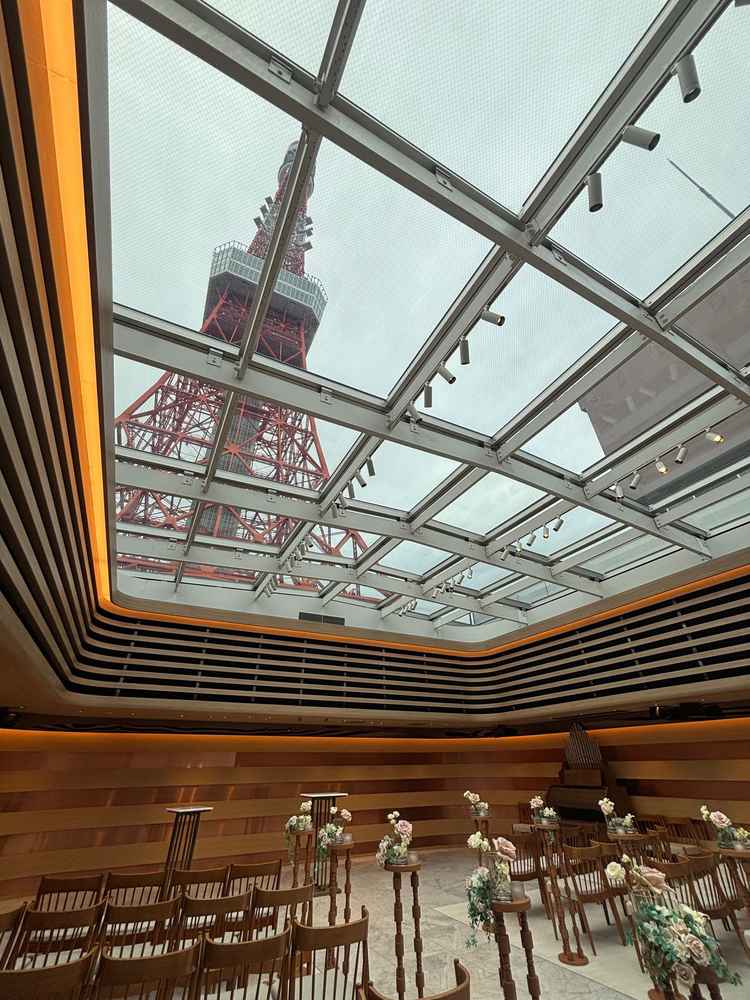 東京タワーが見えるチャペルへ。曇り空で暗く見えますが、天窓から光が差し込んで、開放感も抜群でした。