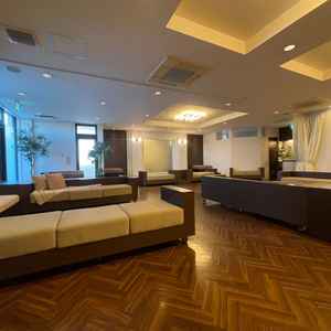 家族の控室は、カーテンで両家を仕切ることができ、落ち着いて過ごせそうで良いと感じました。