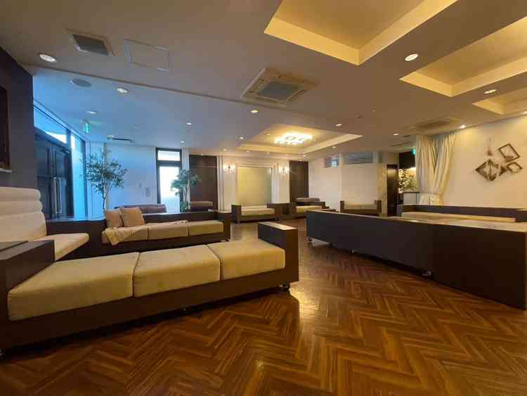 家族の控室は、カーテンで両家を仕切ることができ、落ち着いて過ごせそうで良いと感じました。