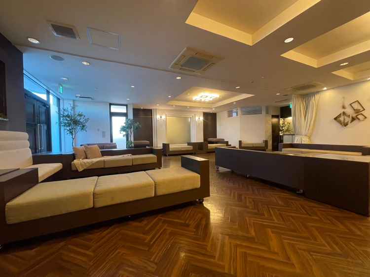 家族の控室は、カーテンで両家を仕切ることができ、落ち着いて過ごせそうで良いと感じました。