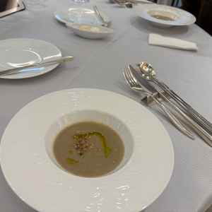 コース料理にある季節のスープ。現在はごぼうのスープだったが、時期によってはコーンなどがある。