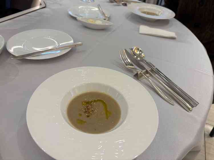 コース料理にある季節のスープ。現在はごぼうのスープだったが、時期によってはコーンなどがある。