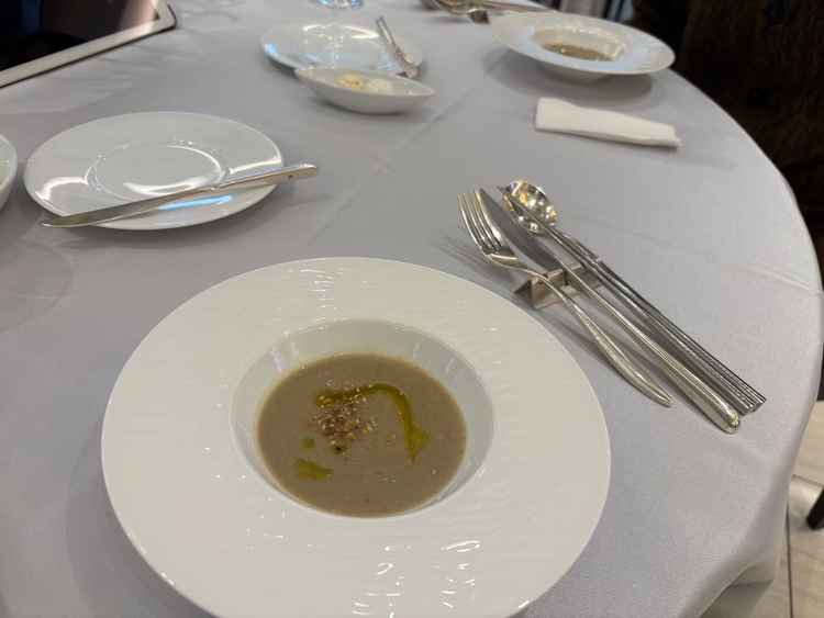 コース料理にある季節のスープ。現在はごぼうのスープだったが、時期によってはコーンなどがある。