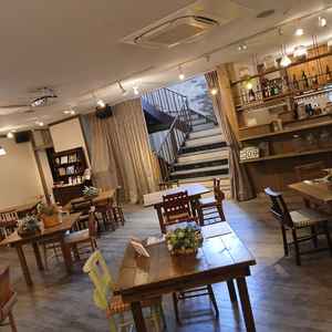 披露宴会場です。30人の人数で考えていますが広々使えそうでした。インテリアが雰囲気とマッチしてました