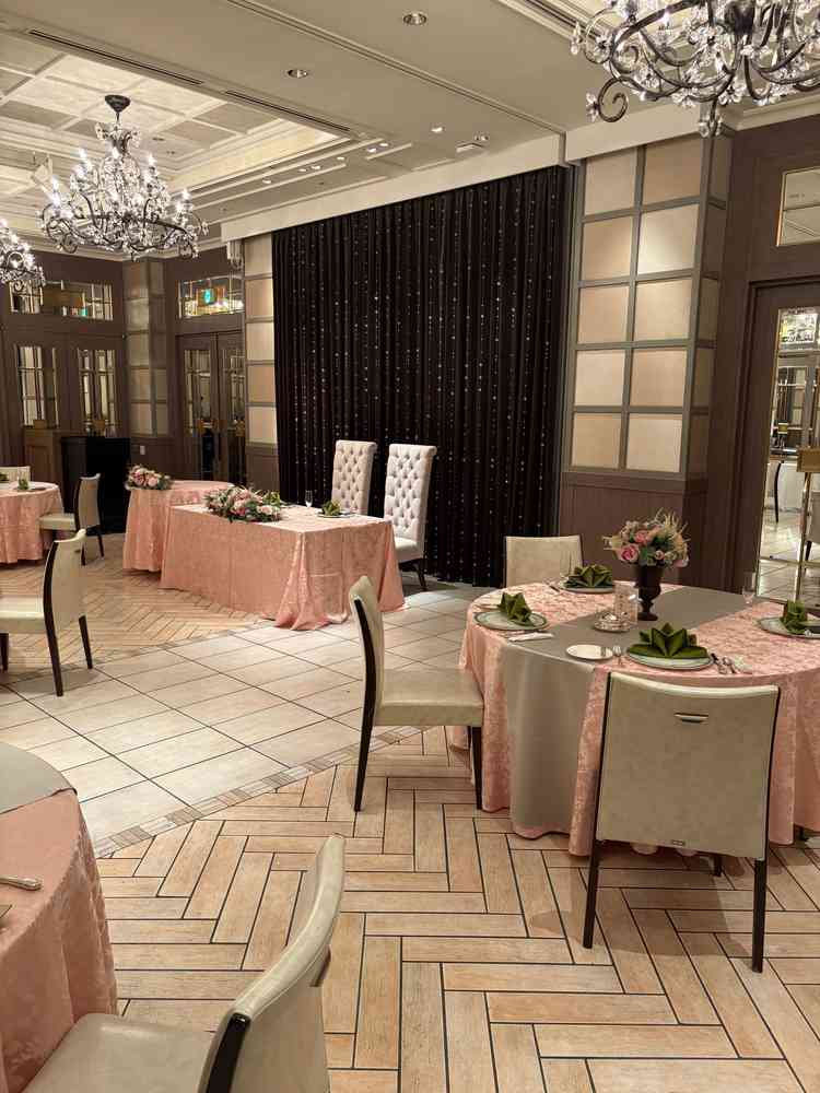 披露宴会場です。３つあらそうですが、その中で真ん中の会場です。シャンデリアも綺麗で素敵でした。