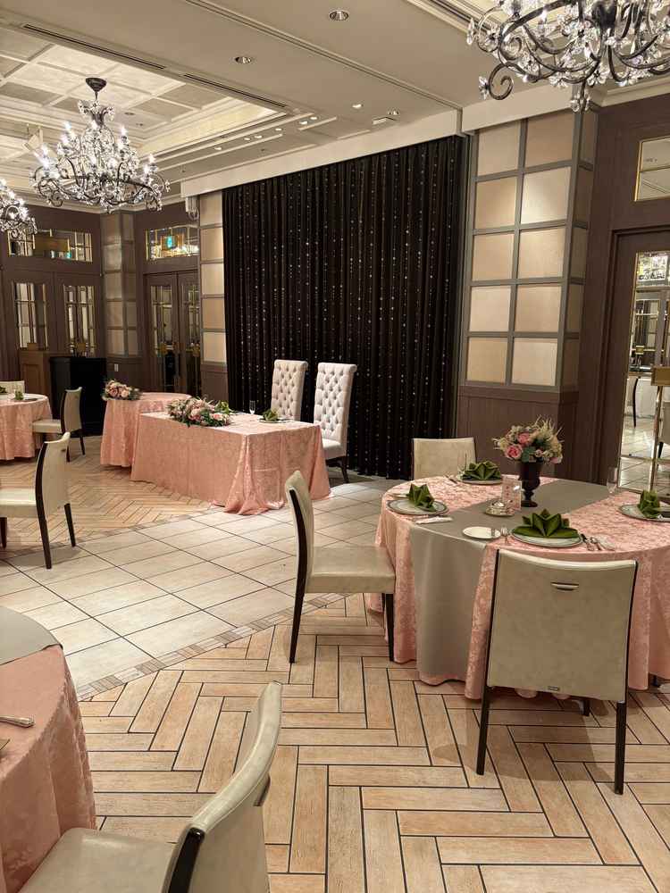 披露宴会場です。３つあらそうですが、その中で真ん中の会場です。シャンデリアも綺麗で素敵でした。