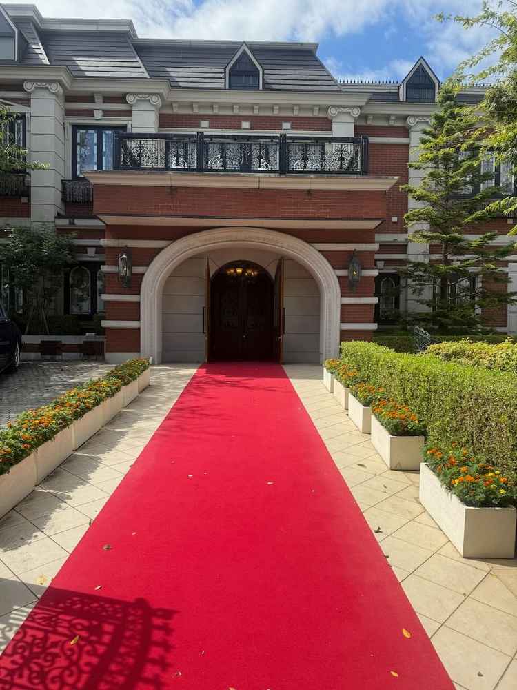 赤い絨毯が室内の大階段まで続いています。