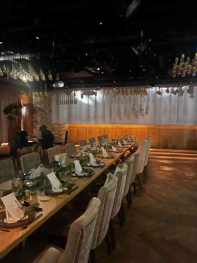 披露宴会場。会場が二つあり、シックでかっこいい雰囲気。