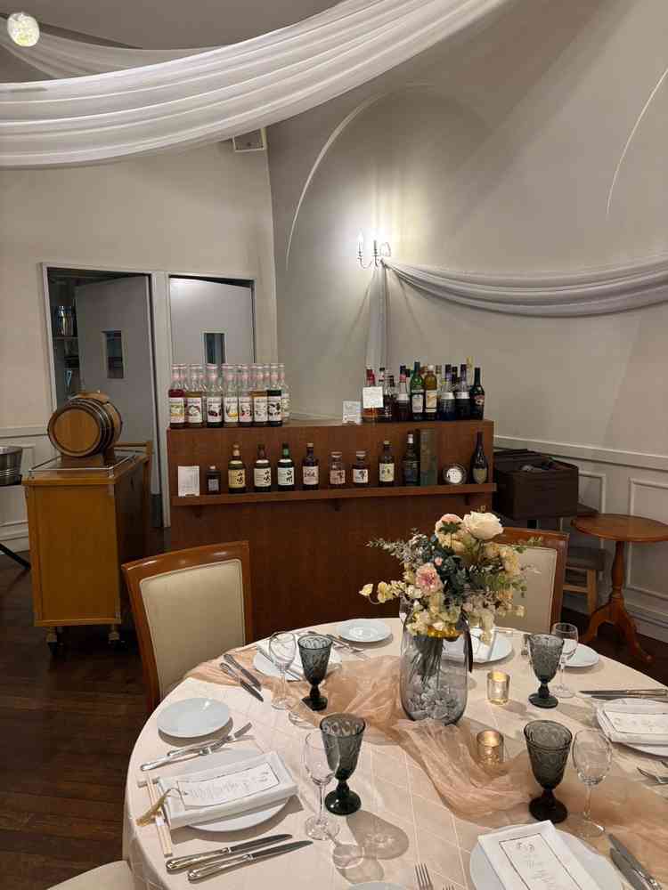 披露宴会場。ビール樽がある一方でノンアルコールも充実しており、すべてのゲストが楽しめます。