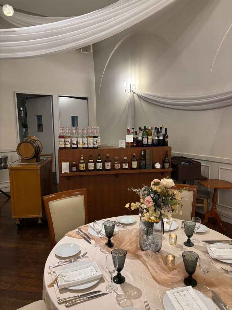 披露宴会場。ビール樽がある一方でノンアルコールも充実しており、すべてのゲストが楽しめます。