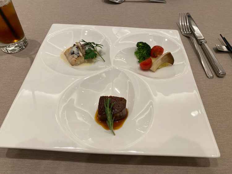 メインのお料理です。どれもとても美味しかったです。