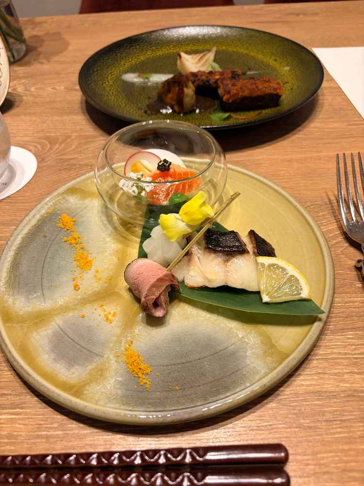 試食の手前は前菜と赤はメインのお肉料理です。和食がとてもおいしかったです。