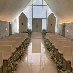 チャペルの入り口側の写真。自然光が入り明るく素敵でした。