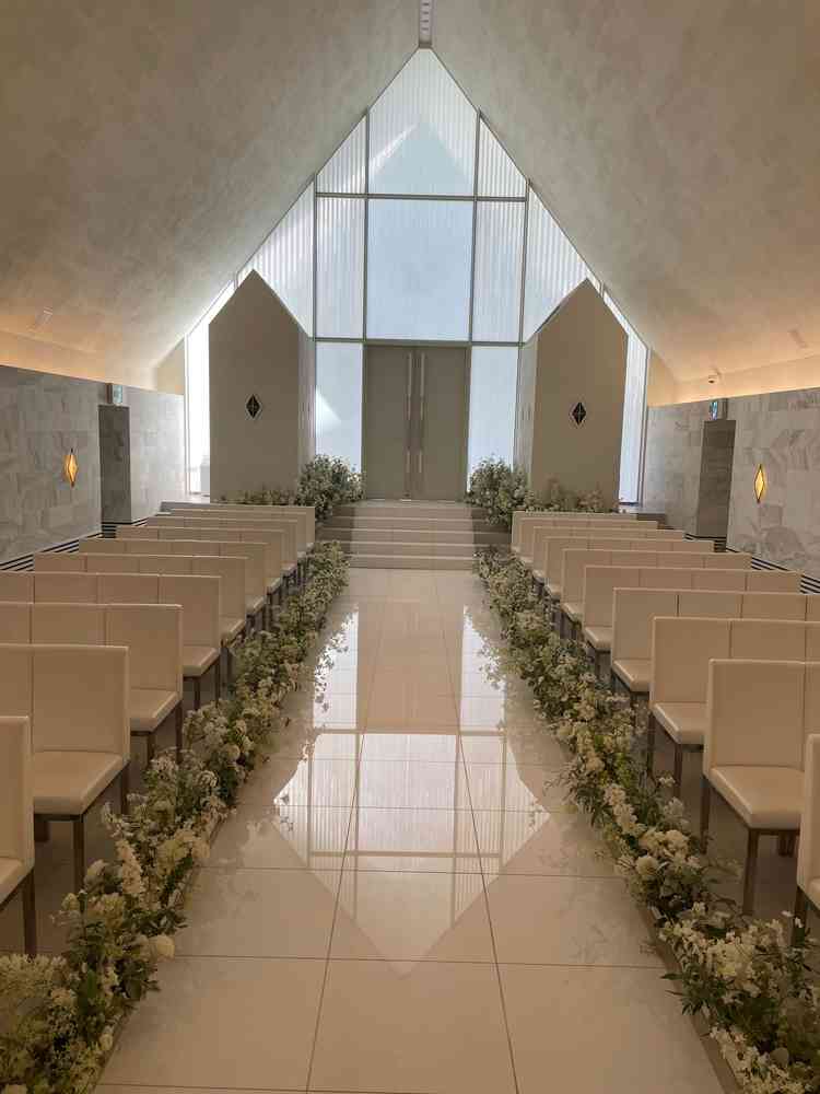 チャペルの入り口側の写真。自然光が入り明るく素敵でした。