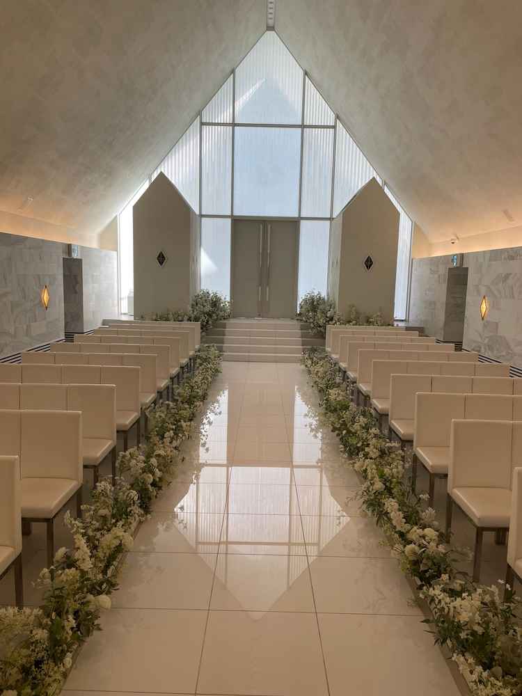 チャペルの入り口側の写真。自然光が入り明るく素敵でした。