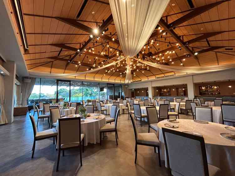 2階の披露宴会場。オシャレでありながらアットホームな雰囲気を楽しめそうでした。