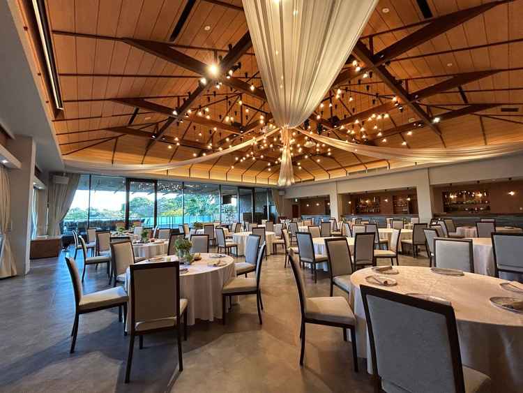 2階の披露宴会場。オシャレでありながらアットホームな雰囲気を楽しめそうでした。