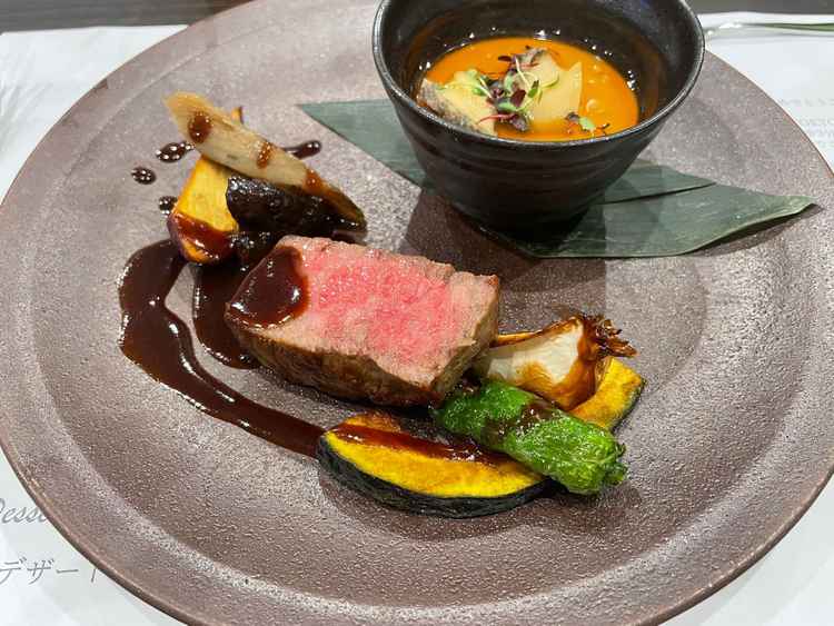 料理がとにかくとってもおいしかった。フレンチジャポネで、和が融合しており、非常に美味しかった。