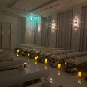 足元の優しい光彩のライトがナイトウエディングのイメージをふくらませてくれた