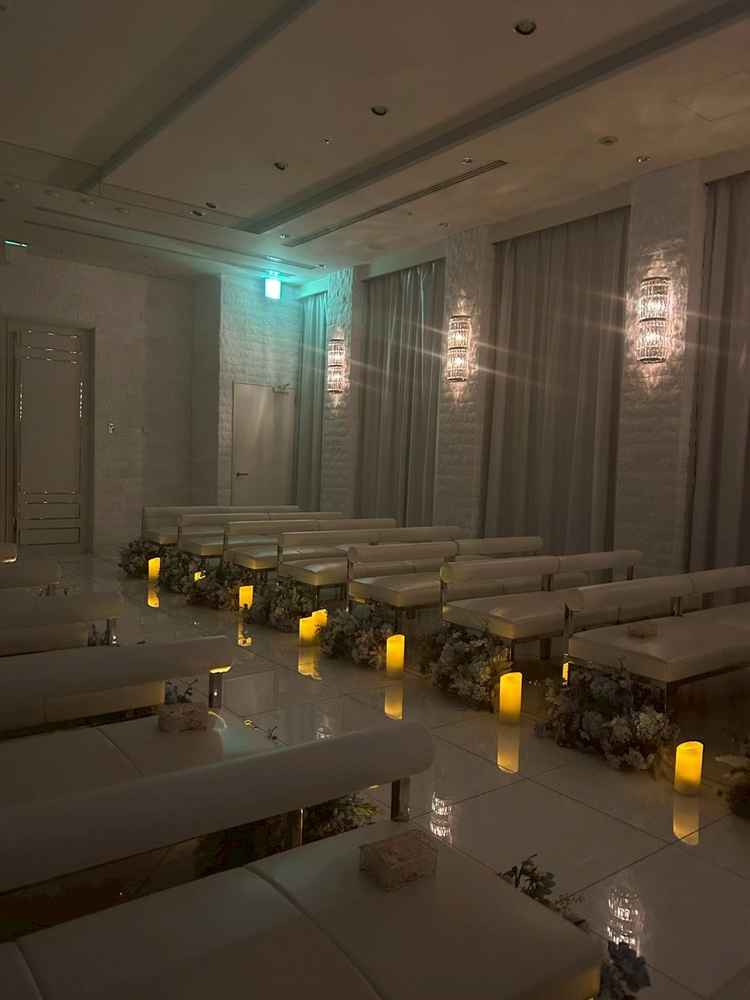 足元の優しい光彩のライトがナイトウエディングのイメージをふくらませてくれた