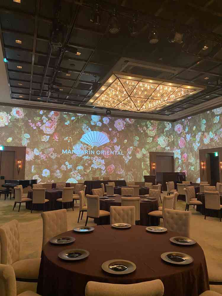 披露宴会場。プロジェクションマッピングがあり、希望の映像を流せるのが魅力的。