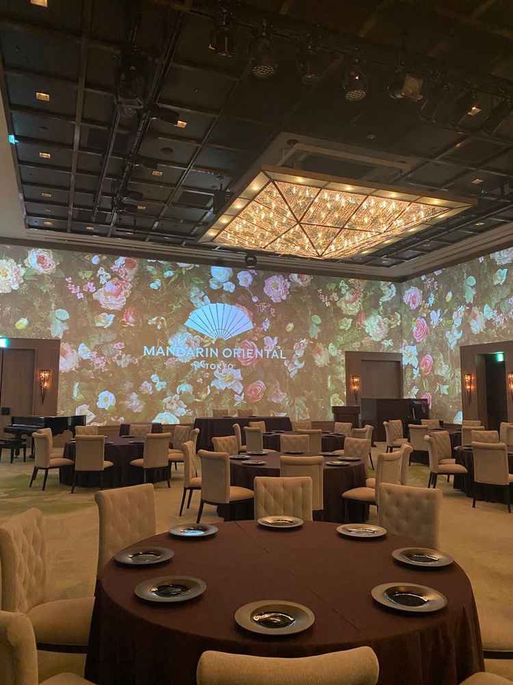 披露宴会場。プロジェクションマッピングがあり、希望の映像を流せるのが魅力的。