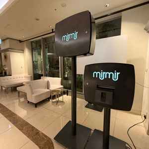 B1待合室。プリクラ機械が据え置きであった。全体的に小綺麗な感じだが家具の剥げなどがすこし気になる。