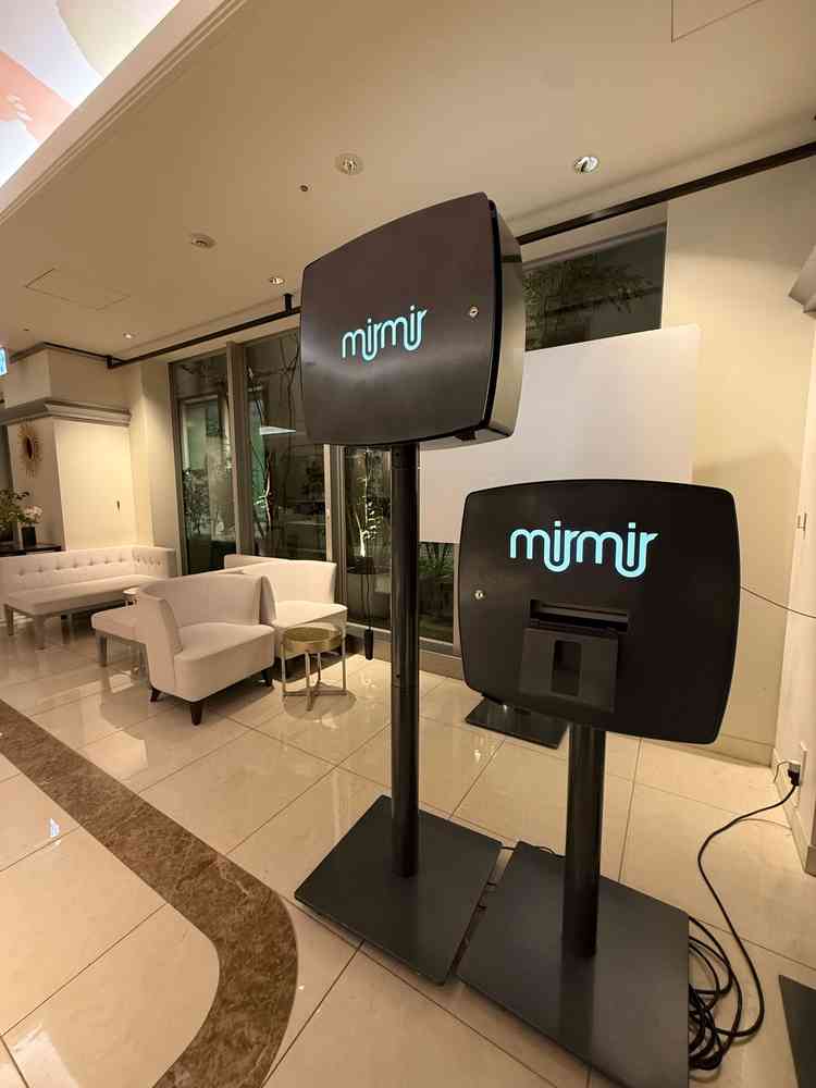 B1待合室。プリクラ機械が据え置きであった。全体的に小綺麗な感じだが家具の剥げなどがすこし気になる。