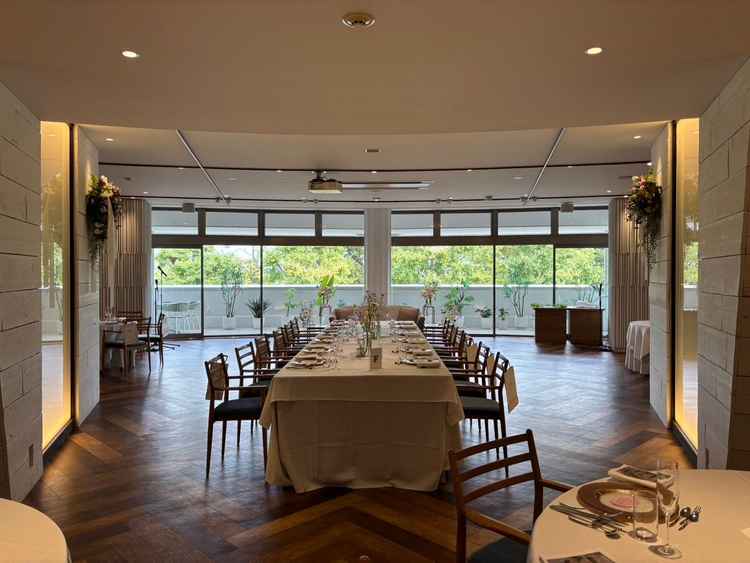 披露宴会場はガラス張りで景色がよく、開放的でアットホームな会場です。