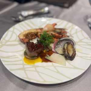 試食で出していただいたプレート。飛騨牛も鮑も柔らかく味わいが濃厚でとてもおいしかったです。