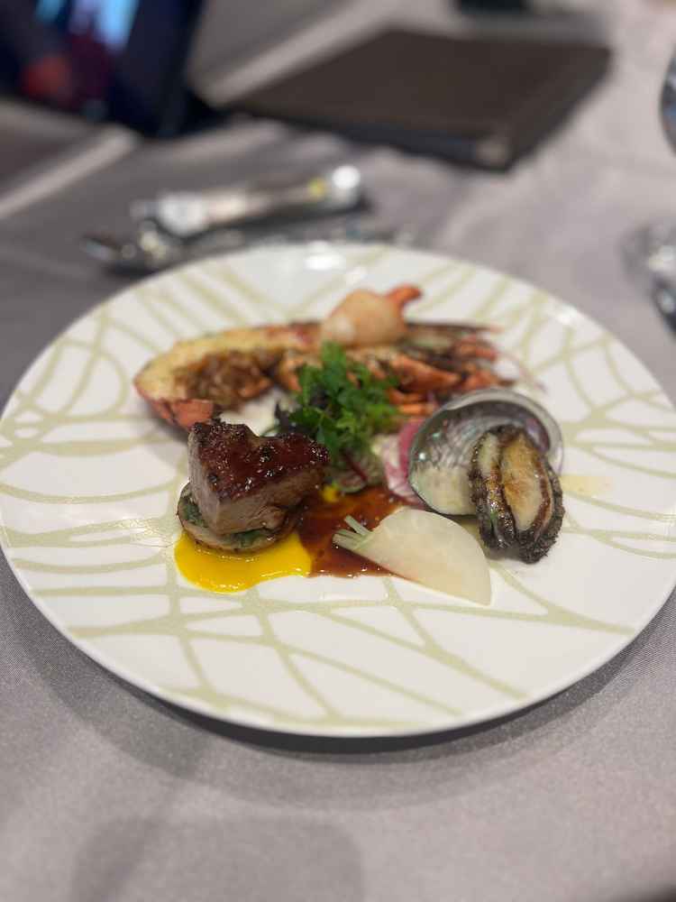 試食で出していただいたプレート。飛騨牛も鮑も柔らかく味わいが濃厚でとてもおいしかったです。