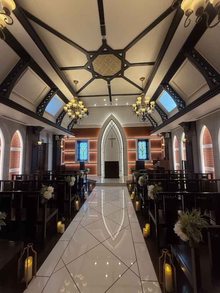 チャペルの反射が映えます。天候に左右されず披露宴会場と直結で安心だと思いました。