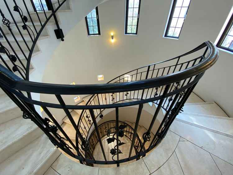 披露宴などがある建物の綺麗な螺旋階段