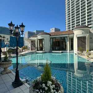 チャペルから出てすぐの中庭です。奥に見えるのがマンハッタンと言う名の披露宴会場です。