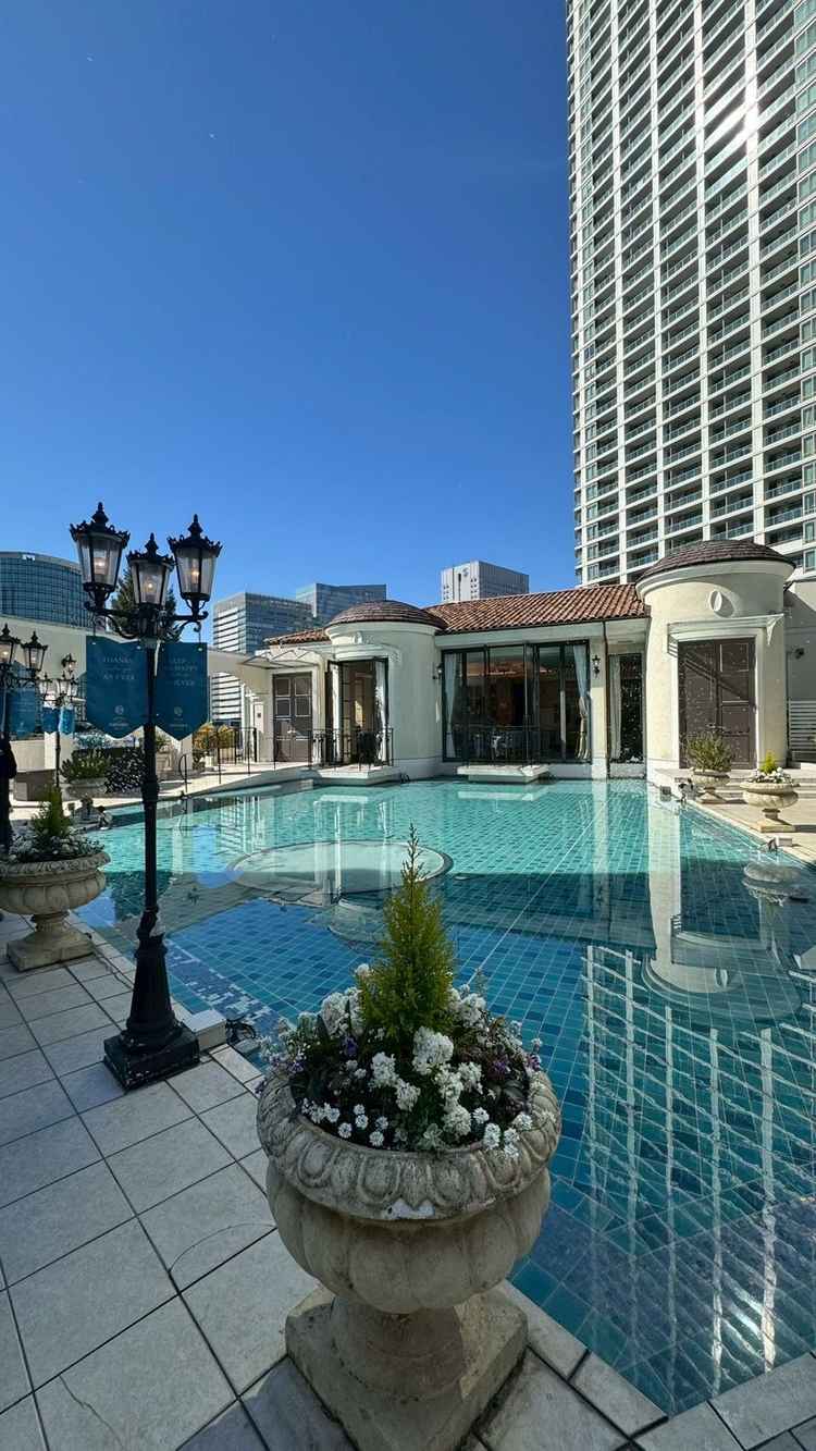 チャペルから出てすぐの中庭です。奥に見えるのがマンハッタンと言う名の披露宴会場です。