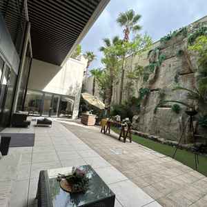 挙式会場のガーデン。ハワイ風で他にない雰囲気です。ここから登場したり、デザートビュッフェも可能です。