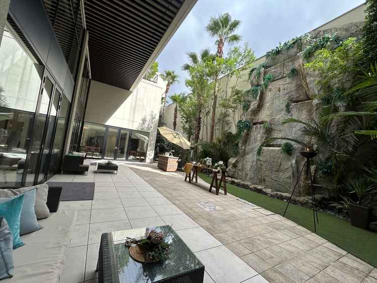 挙式会場のガーデン。ハワイ風で他にない雰囲気です。ここから登場したり、デザートビュッフェも可能です。