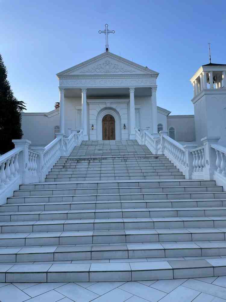 チャペル（外から）：階段にところどころ黒ずんだ汚れがあり気になってしまった