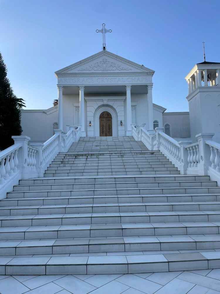 チャペル（外から）：階段にところどころ黒ずんだ汚れがあり気になってしまった