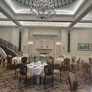 一つ目の披露宴会場。ガーデンや階段入場もできる。