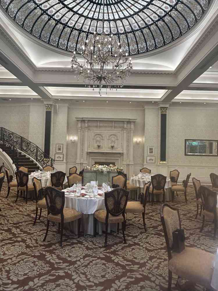 一つ目の披露宴会場。ガーデンや階段入場もできる。