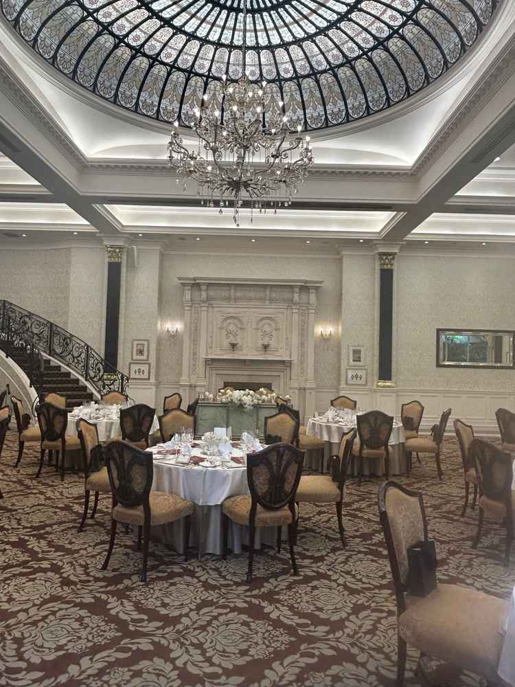 一つ目の披露宴会場。ガーデンや階段入場もできる。