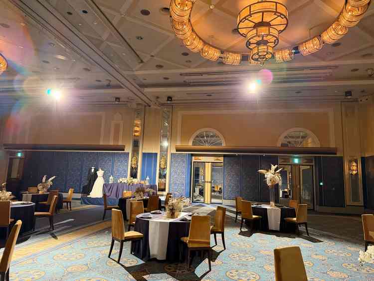 船をイメージした披露宴会場。重厚感のある雰囲気。天井が高いため、完全室内ですが、圧迫感がないです。