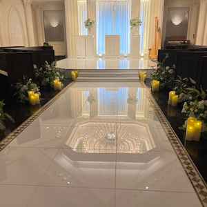 チャペルの椅子が斜めになっているので、新郎新婦をしっかり見れますし、振り返るのも楽でした。