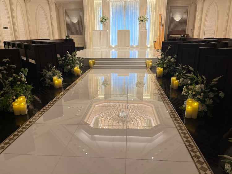 チャペルの椅子が斜めになっているので、新郎新婦をしっかり見れますし、振り返るのも楽でした。