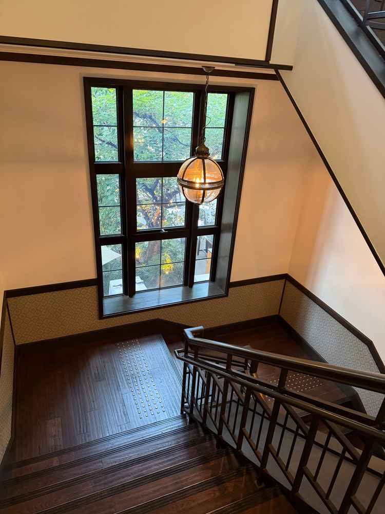 どんなところで写真撮れるかな、と考えた時この階段がとても印象的でした