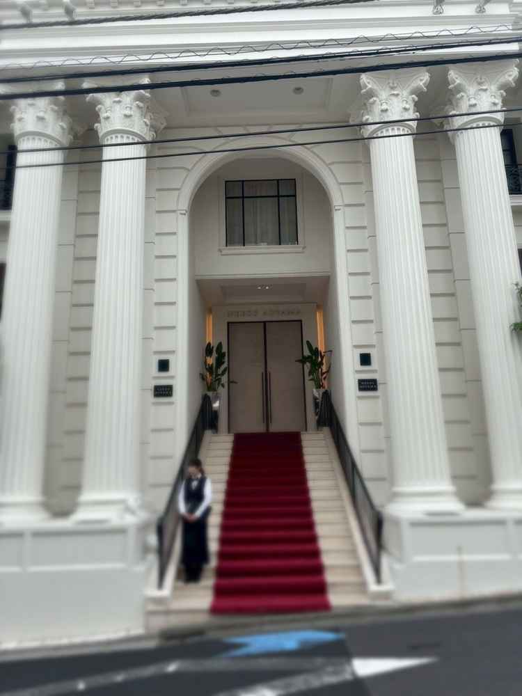 正面入り口で赤いカーペットが印象的でした。ここで写真を撮ることも可能でした。